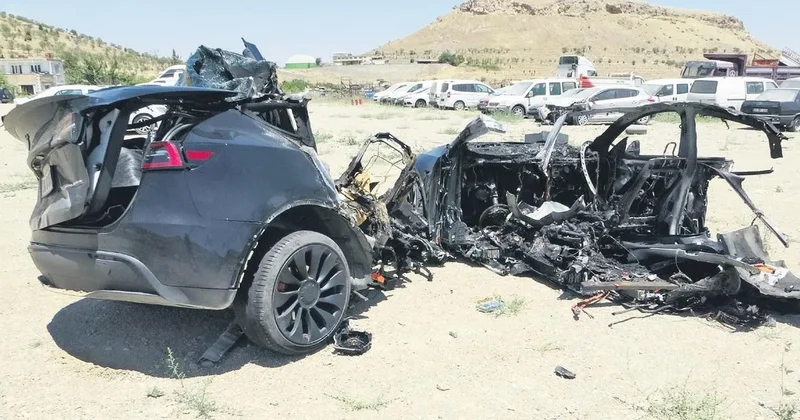 Tesla aracı ikiye bölündü, iki can gitti