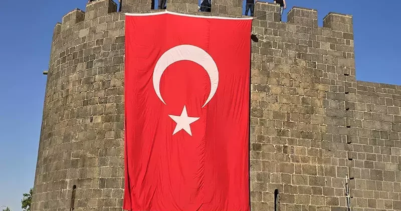 Diyarbakır surlarına Türk bayrakları asıldı