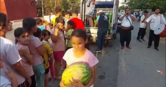 Gaziantep te bir üretici vatandaşın yüzünü güldürmek için 7 ton karpuzu 10 dakikada dağıttı VİDEO İZLE