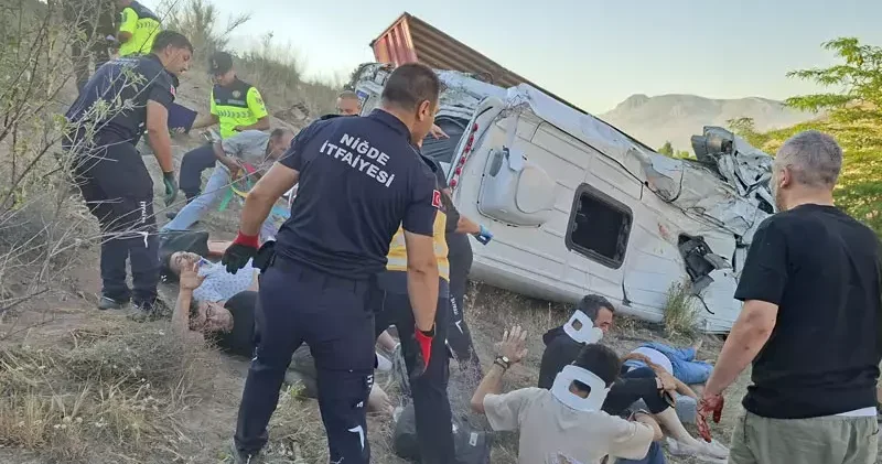 Niğde’de zincirleme kaza: 1’i ağır, 16 yaralı