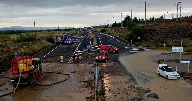 İspanya da sel sürücülere zor anlar yaşattı