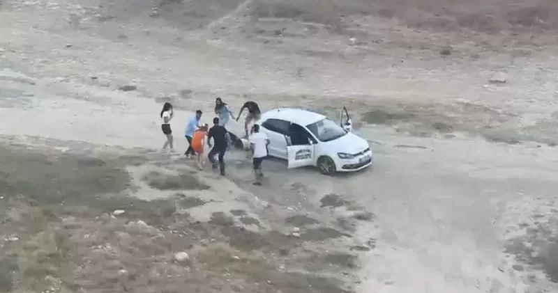 Silahlı saldırıda vurulmuş kurgusuyla yapılan evlilik teklifi, polis merkezinde sona erdi