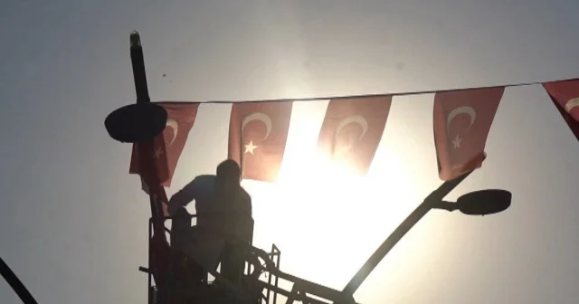 Şırnak sokakları şanlı Türk bayraklarıyla donatıldı VİDEO İZLE
