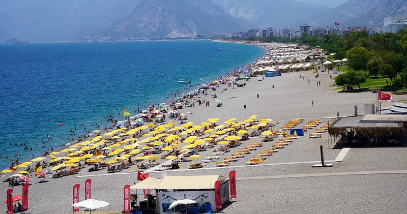Sıcaklığın gölgede bile 34 derece olduğu Antalya da halk kendini denize bıraktı