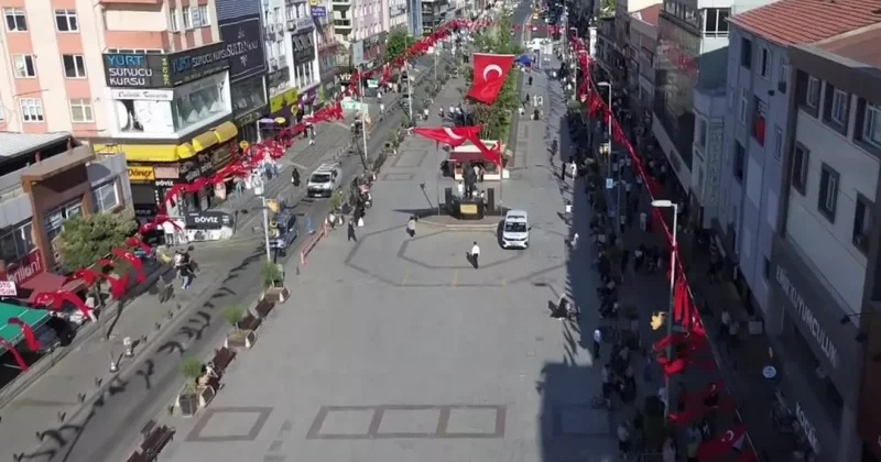 İstanbullulardan ay yıldızlı bayraklarla destek