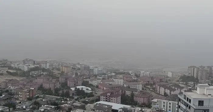 Şırnak ta toz taşınımı: Görüş mesafesi azaldı, araçlar tozla kaplandı