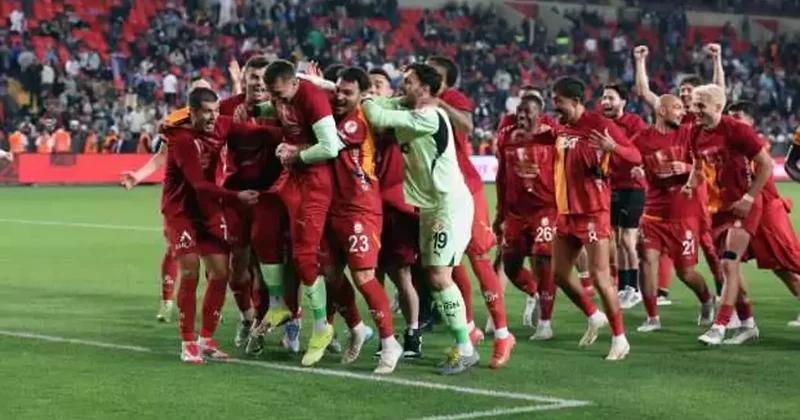 Galatasaray da ayrılık resmileşti: Yıldız isim yeni takımının formasını giydi