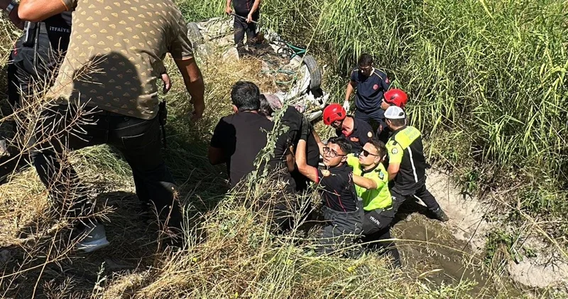 Fren yerine gaza basan anne kızıyla beraber kanala uçtu!
