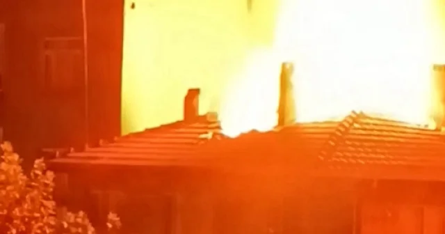 Pendik’te 3 katlı binanın çatısında yangın paniği VİDEO İZLE