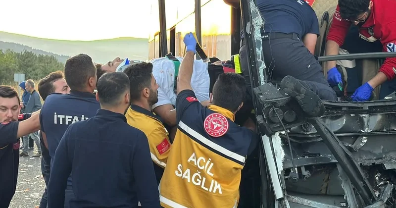 SON DAKİKA Bolu otoyolunda can pazarı! Yolcu otobüsü kamyona çarptı: 1 ölü 10 yaralı