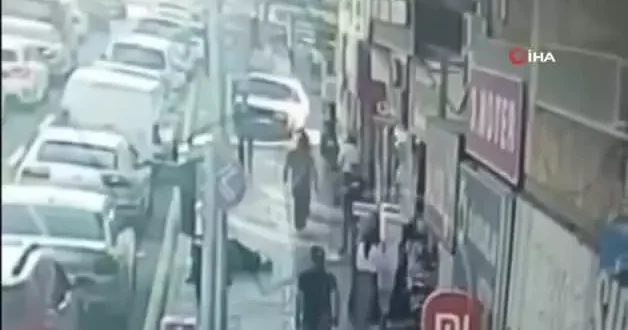 Bir otomobil önce ters yöne girdi, sonra yayaların arasında kaldırımdan ilerledi!