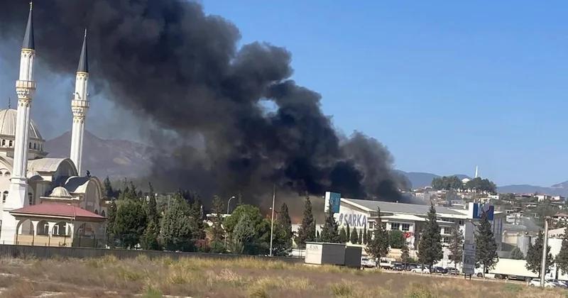 Kahramanmaraş ta fabrika yangını: Gökyüzü siyaha büründü
