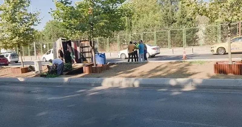 Küçükçekmece de sebze yüklü kamyonet devrildi: 2 yaralı