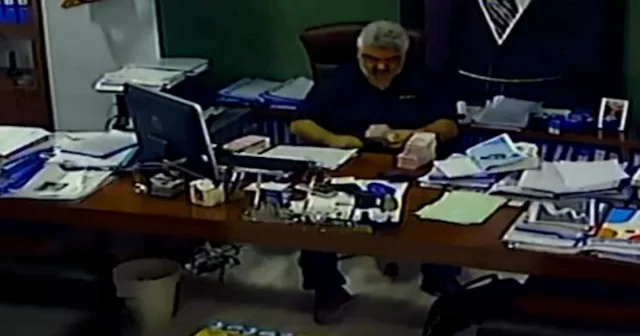 İBB’yi böyle hortumlamışlar: Balya balya rüşvet paralarını dağıtırken görüntülendi VİDEO İZLE