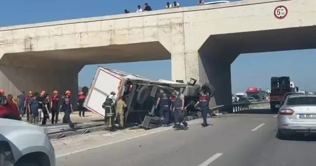 Bursa da köprü ayağına çarpan kamyonun sürücüsü hayatını kaybetti Bursa Haberleri