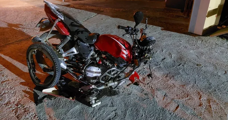 Ters şeritte feci kaza: Otomobil motosikletle çarpıştı