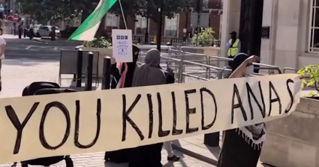 Londra da BBC genel merkezi önünde Gazze protestosu: Enes i siz öldürdünüz VİDEO İZLE