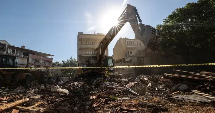 Balıkesir deki depremde yıkılan binanın sahibi tutuklandı! Müteahhit ise adli kontrol şartıyla serbest bırakıldı