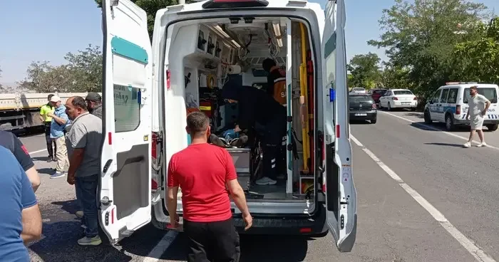 Nevşehir de traktör, hafif ticari araçla çarpıştı! Traktörün sürücüsü yaralandı