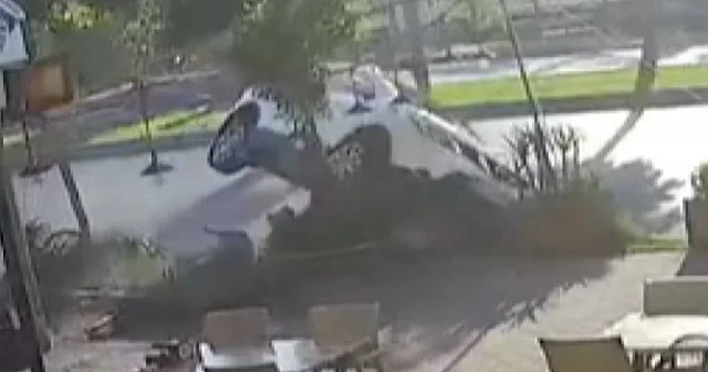 Mersin’de yoldan çıkan araç ağaca çarparak devrildi VİDEO İZLE