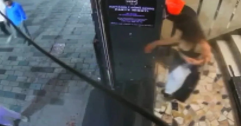 Kıskançlık krizine giren kadın bıçakla saldırdı!