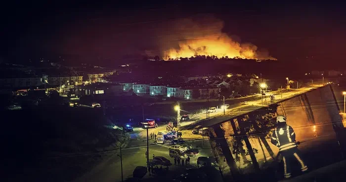 Kilometrelerce uzaktan görünüyor! Edirne de alevler devasa boyutlara ulaştı... Birçok ev yandı, diğerlerine de sıçramak üzere