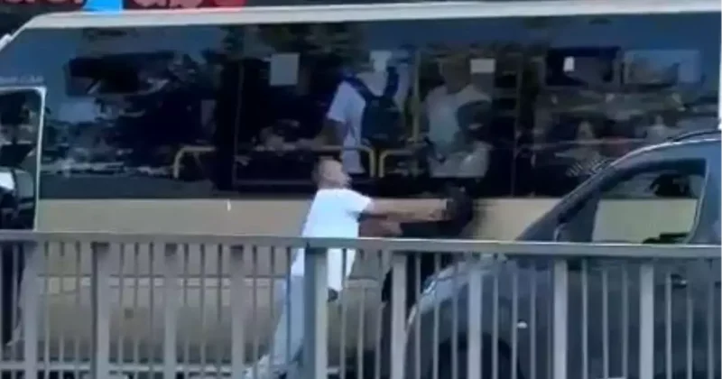 Minibüs şoförü kendisine korna çalan sürücüyü tekme tokat dövdü
