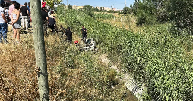 Takla atıp su kanalına düşen otomobilin sürücüsü ile kızı yaralandı Kütahya Haberleri