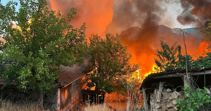 Balıkesir de yangın: Mahallede 15 ev tamamen yandı