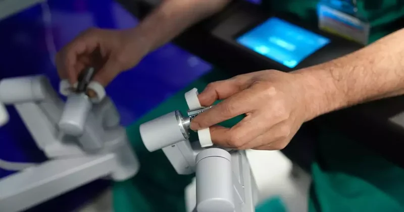 ‘Robot destekli cerrahi, iyileşme süresini minimuma indiriyor’