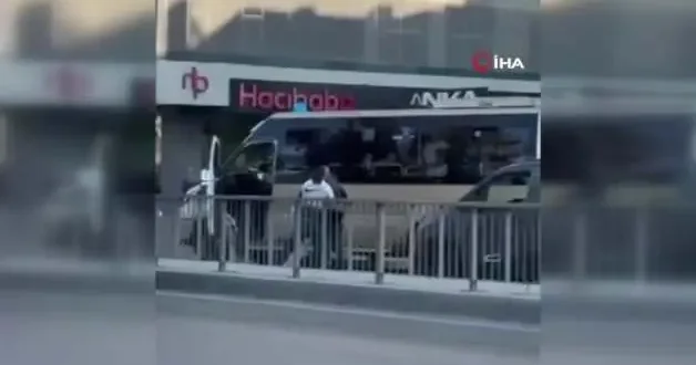 Trafikte korna tartışması! Sürücüler yolun ortasında tekme tokat kavga etti