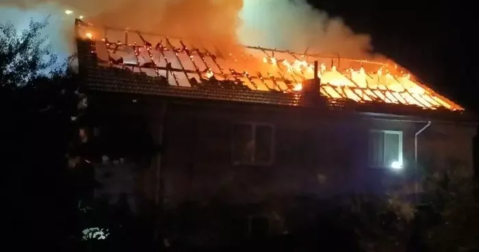 Düzce de çıkan ev yangınında çatı katı kullanılamaz hale geldi