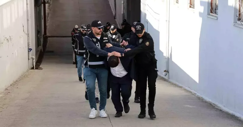 Adana da Polisler Silah Satışından Hapisle Yüz Yüze