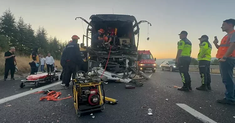 Feci kaza! Yolcu otobüsü kamyona çarptı