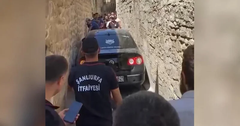 Navigasyona güvenen sürücü, dar sokakta sıkıştı