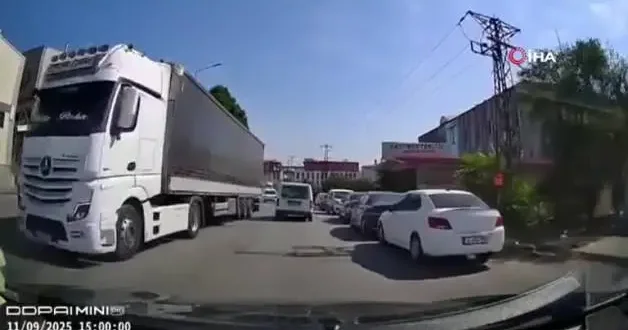 Aksiyon filmlerini aratmayan kaza! Dev kamyon aracı metrelerce sürükledi
