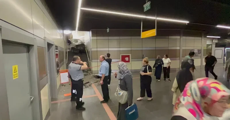 Lastiği patlayan araç metroya daldı, merdivenlerde sıkıştı