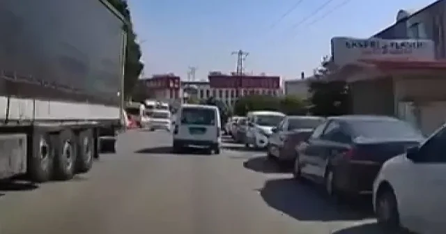 Kamyonet sürücüsü seyir halindeki araca çarpıp metrelerce sürükledi VİDEO İZLE