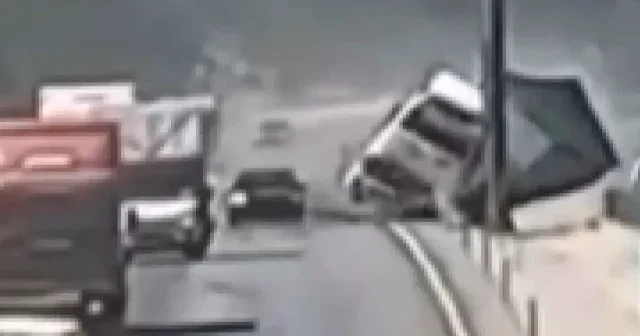 Antalya daki feci kaza kamerada: Dorse TIR dan ayrılıp bariyeri yerinden kopardı VİDEO İZLE