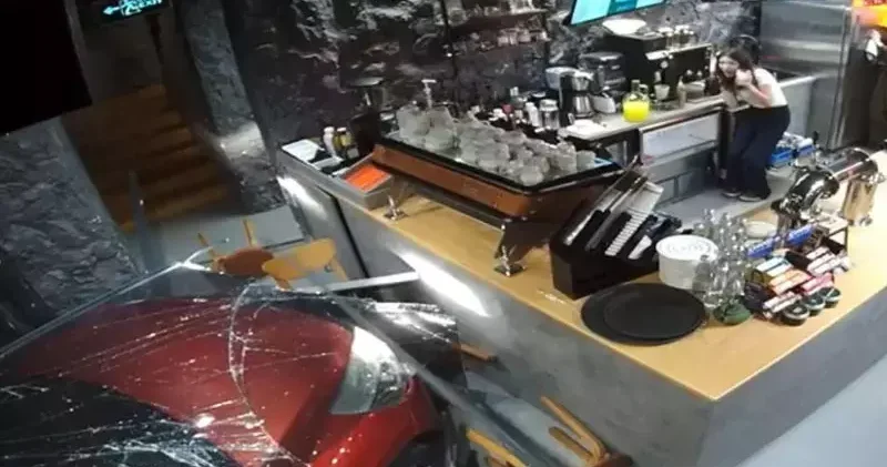 Ümraniye’de, otomobilin kafeye daldığı kaza güvenlik kamerasında