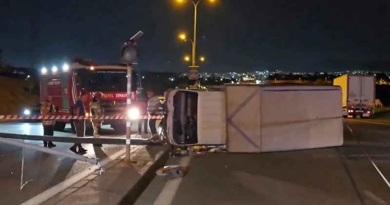Aydınlatma direğine çarpan kamyonet devrildi: 2 yaralı