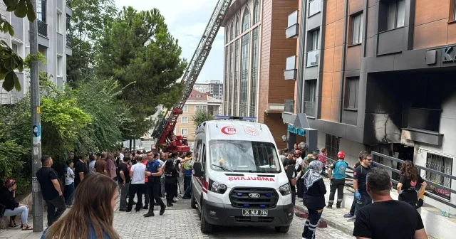 Küçükçekmece de korkutan yangın: Can kaybı var Gündem Haberleri