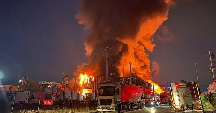 Kocaeli de, lojistik deposunda korkutan yangın