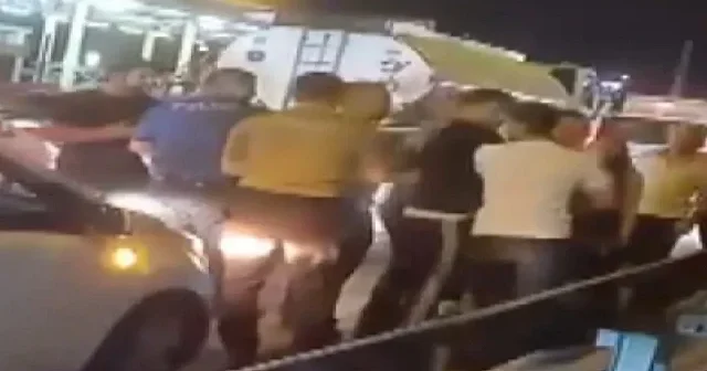 Trafikte yol verme tartışması kavgaya dönüştü: Polisler şahısları zor ayırdı VİDEO İZLE