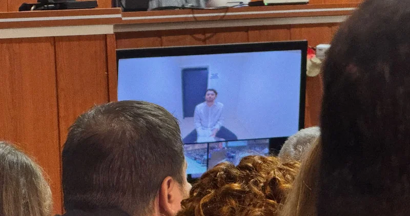 İmamoğlu nun avukatı Mehmet Pehlivan, SEGBİS ile duruşmaya bağlandı; savunması sırasında cübbe verilmedi: Acziyettir, batsın böyle hukuk!