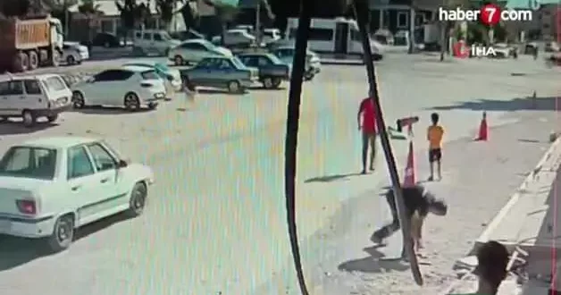 Köpeklerden kaçarken yere yığılan çocukların yardımına vatandaşlar yetişti