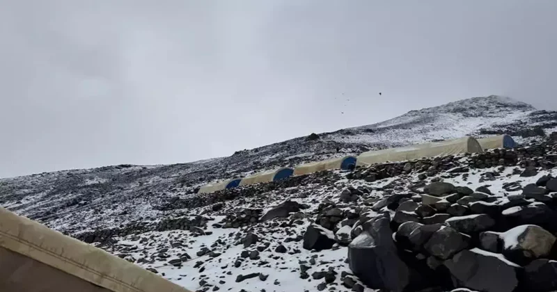 Kış yüzünü ilk bu illerde gösterdi! Kar yağışı başladı...