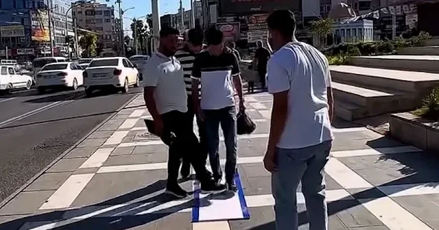 Şanlıurfalılar işgalci İsrail in bayrağını çiğneyerek soykırıma tepki gösterdi VİDEO İZLE