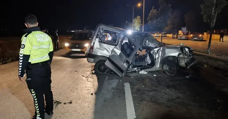 Erzurum da otomobil, ağaç ve aydınlatma direğine çarpıp devrildi: 1 ölü, 2 yaralı