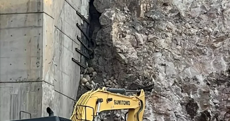 Hamsu Köprüsü’nde toprak kayması: Trafik kapatıldı